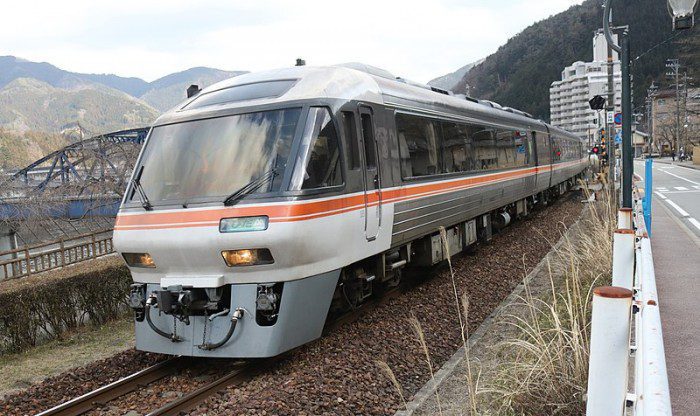 800px-JR_Central_Kiha_85_(Wideview_Hida)